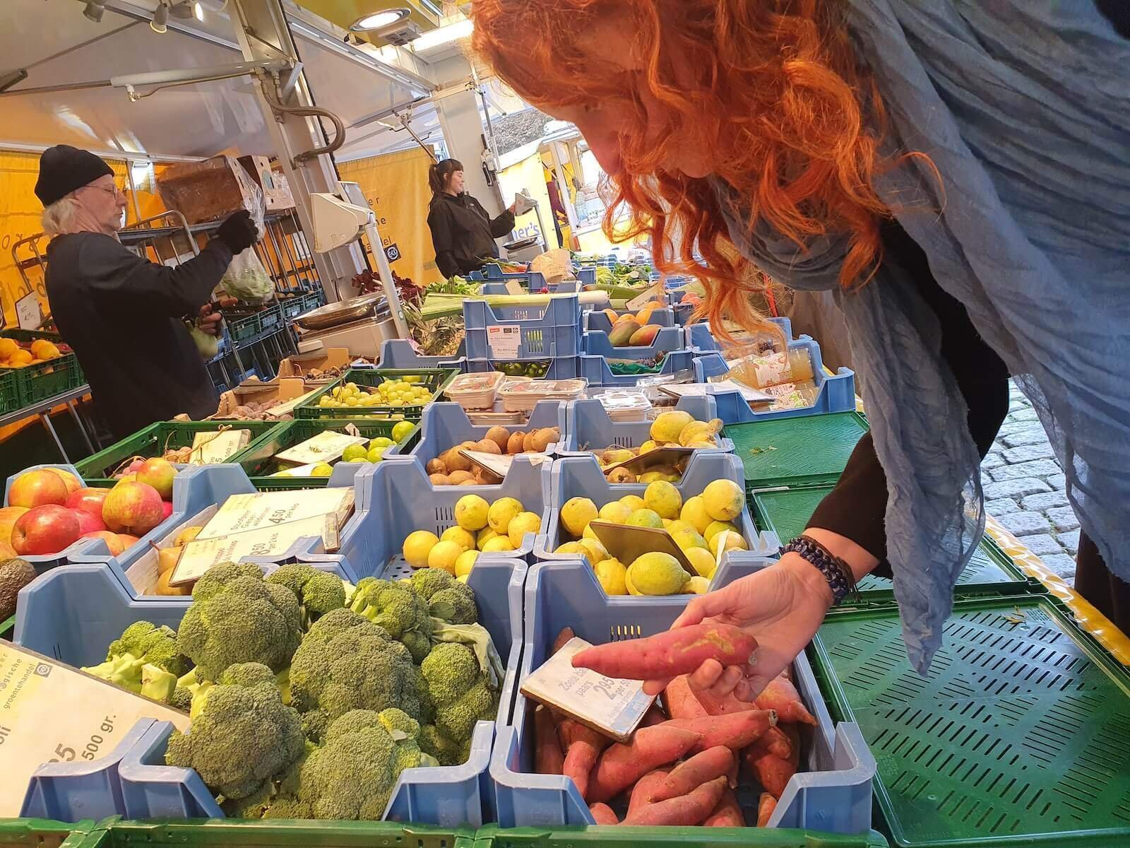 Lizette Veenhuizen bij de groentekraam