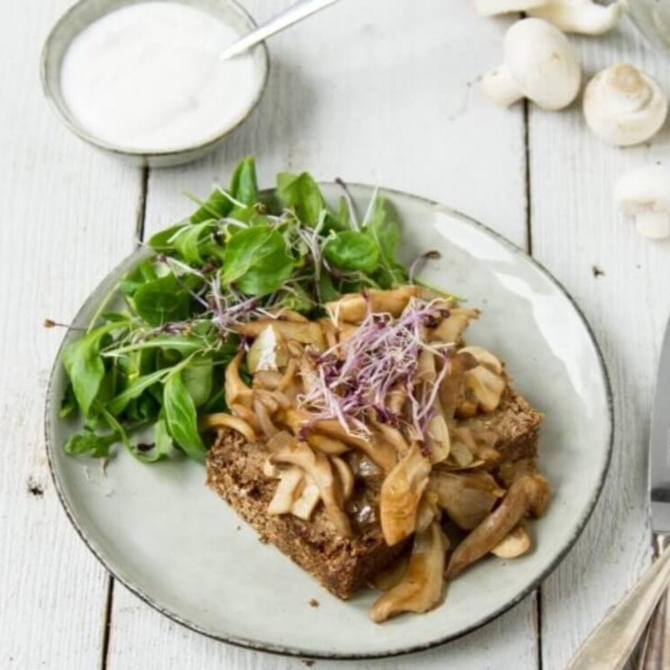 Roggebrood met gebakken oesterzwammen