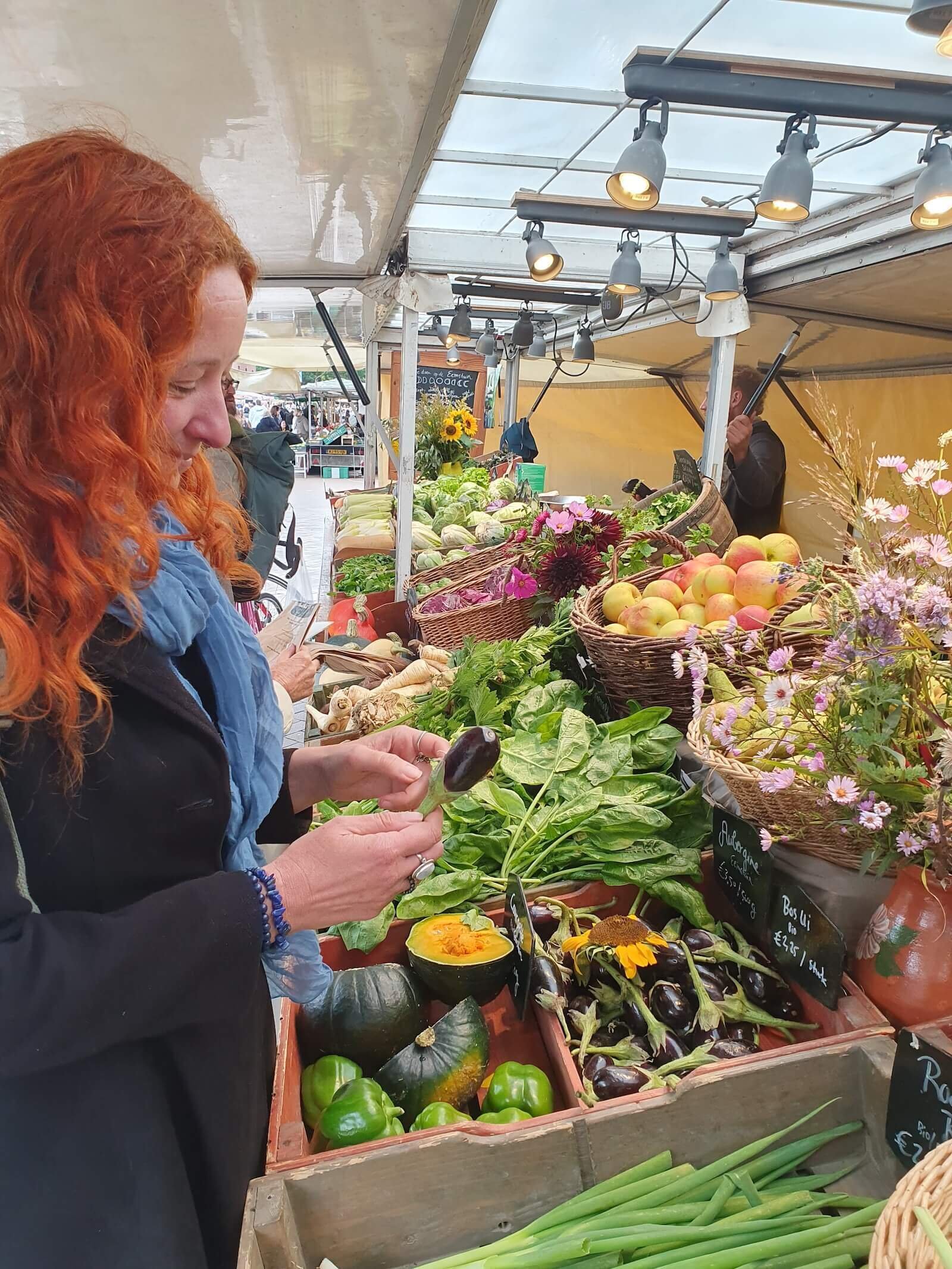 Lizette Veenhuizen met een aubergine op de markt