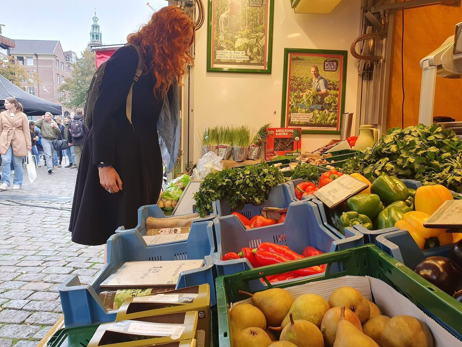 Groente kopen op de markt Lizette Veenhuizen