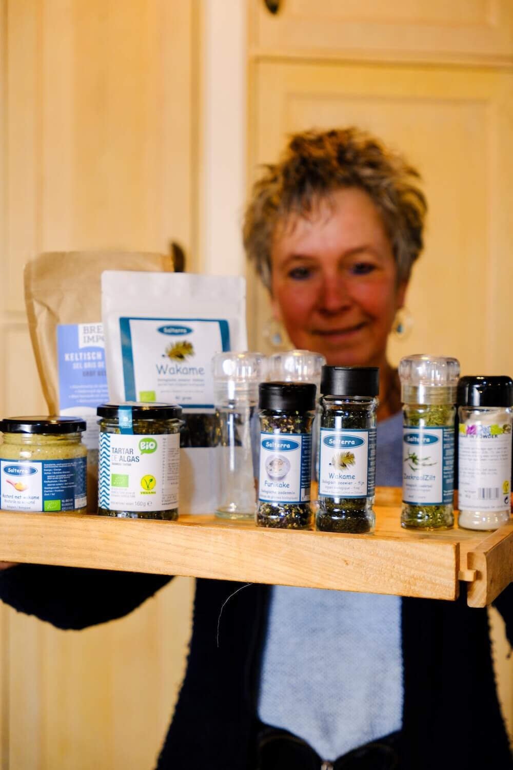 Rineke Dijkinga met het MOOI pakket van de zee