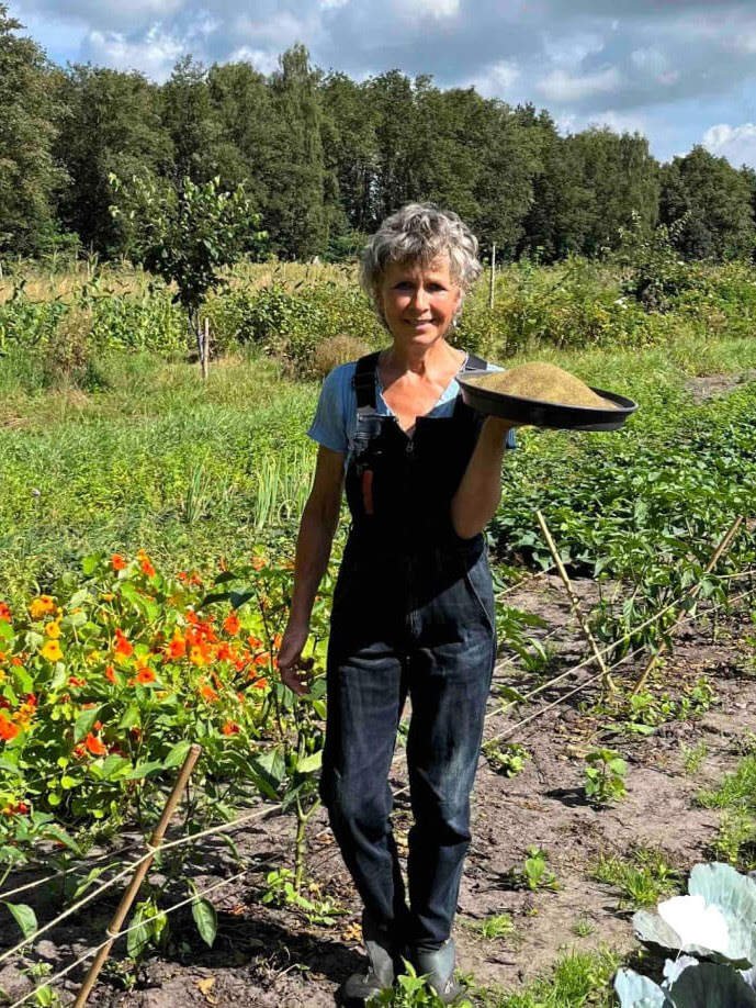 Rineke Dijkinga met zeewier mest