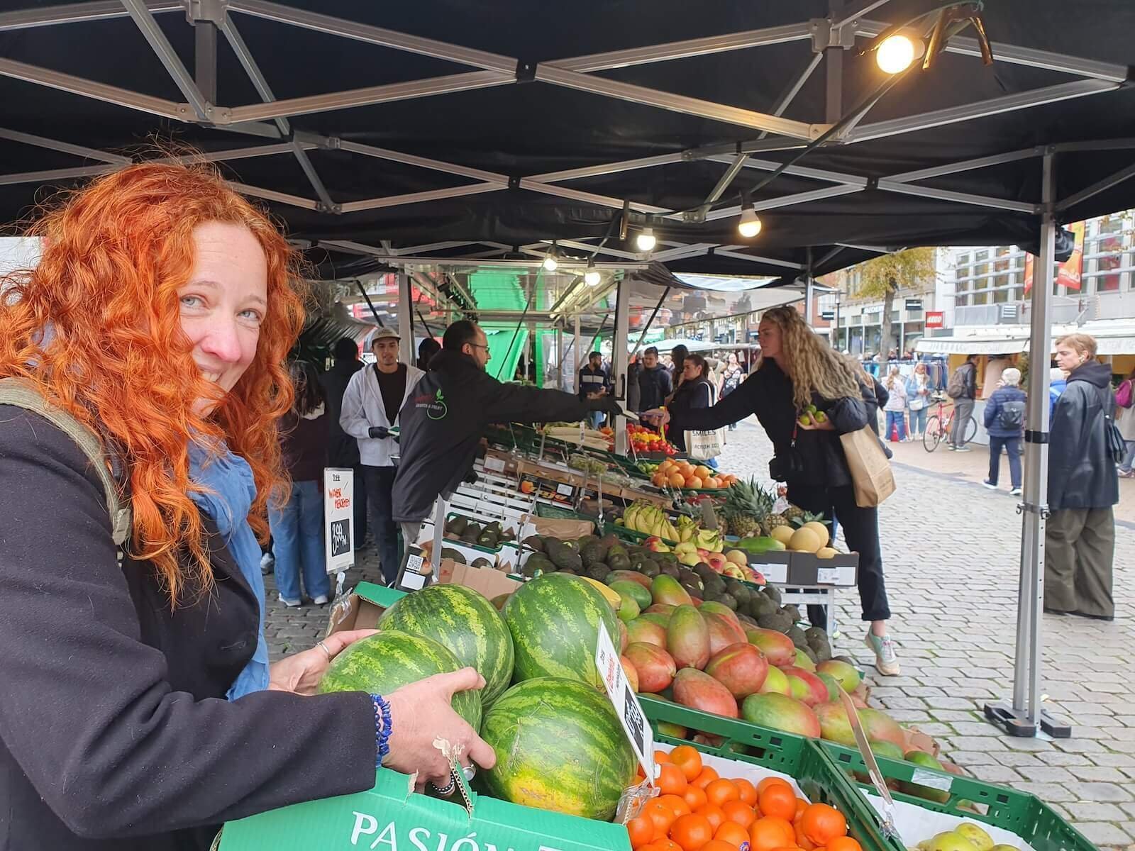 Lizette Veenhuizen met een watermeloen