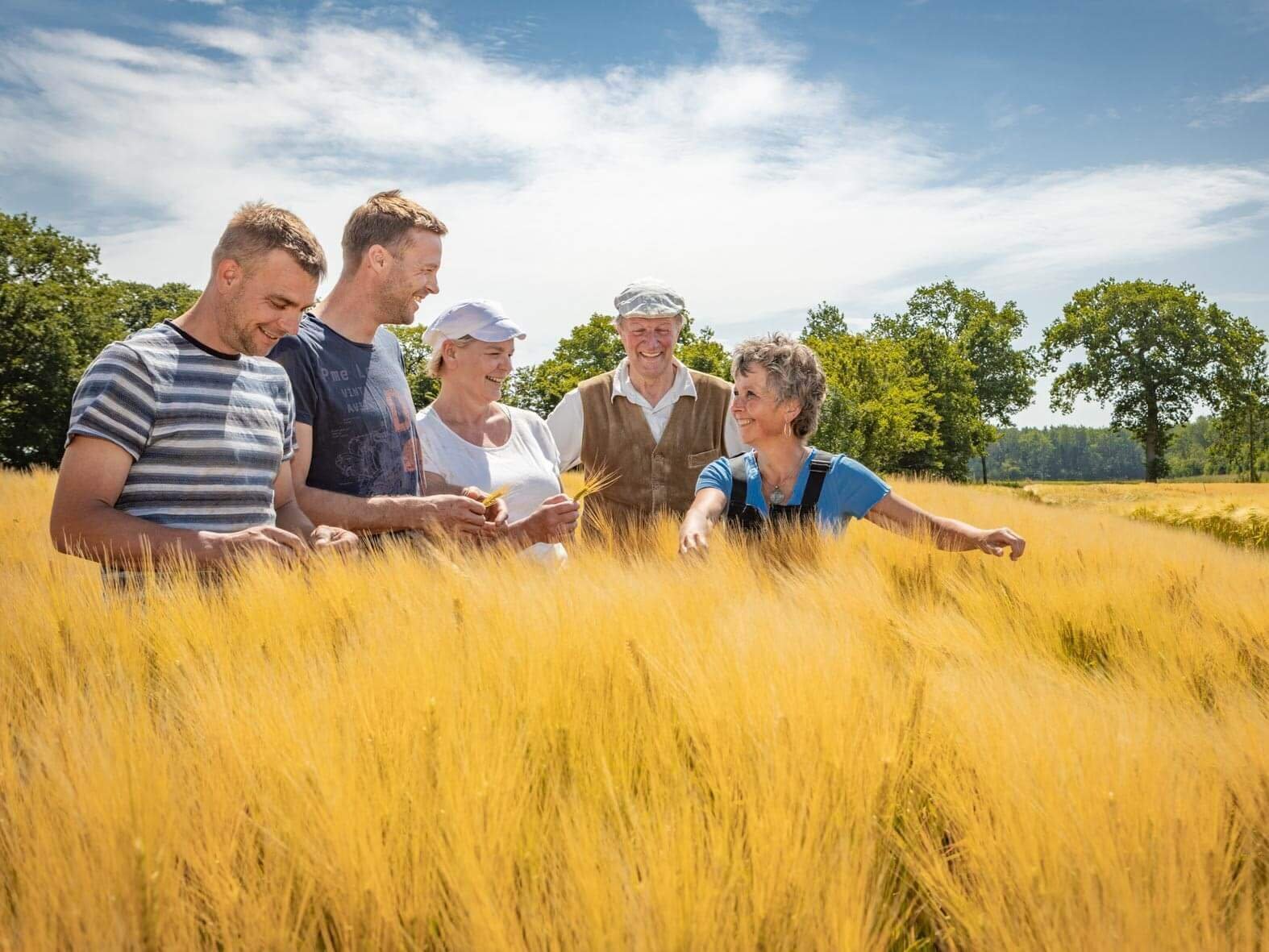 Mooie producenten in het gerstveld met Rineke